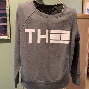 Tommy H. Sweatshirt, smoke & pet free home